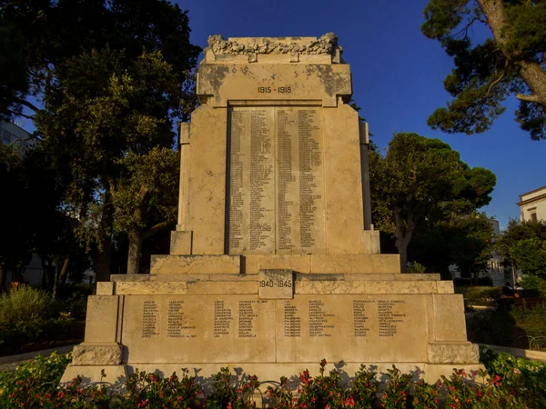 第一次世界大战 1915年至1918年 和第二次世界大战 1940年至1945年 意大利洛科顿多的阵亡将士纪念碑 — 图库照片