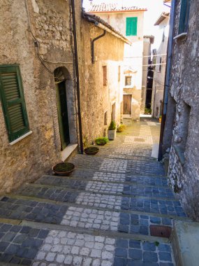 İtalya 'nın orta kesimindeki Viterbo ilinin Capranica kasabasında resim gibi dar bir cadde.
