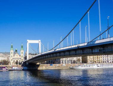 Macaristan 'ın Budapeşte kentindeki Tuna Nehri' ni geçen Elisabeth Köprüsü manzarası