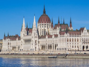 Macar Parlamento Binası ve Tuna Nehri manzarası. Budapeşte, Macaristan