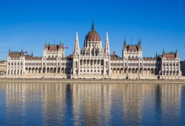 Macar Parlamento Binası ve Tuna Nehri manzarası. Budapeşte, Macaristan