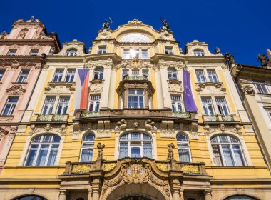 Çek Cumhuriyeti ve Avrupa Birliği bayraklarıyla birlikte eski Prag kentinde Bölgesel Kalkınma Bakanlığı görüşü