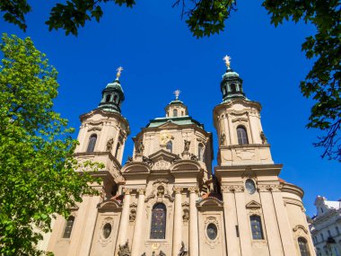 Eski Şehir Meydanı 'ndaki Aziz Niklas Kilisesi manzarası. Prag, Çek Cumhuriyeti
