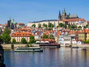 Prag 'ın panoramik manzarası Vltava Nehri' ndeki Charles Köprüsü 'nden görüldüğü gibi.