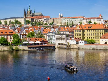 Prag 'ın panoramik manzarası Vltava Nehri' ndeki Charles Köprüsü 'nden görüldüğü gibi.