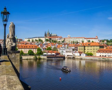 Vltava Nehri üzerindeki Charles Köprüsü 'nden eski kasabanın manzarası. Prag, Çek Cumhuriyeti