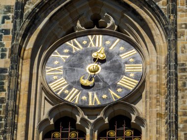 St. Vitus Katedrali 'ndeki saati kapat. Prag, Çek Cumhuriyeti