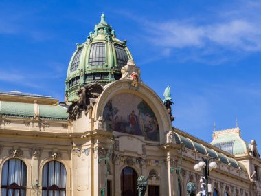 Çek Cumhuriyeti 'nin Prag kentindeki belediye binasının manzarası