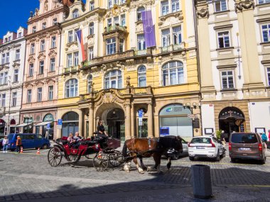 Prag, Çek Cumhuriyeti - 28 Nisan 2025: At arabalı Picturesque Caddesi.