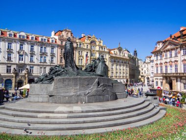 Prag, Çek Cumhuriyeti - 27 Nisan 2025: Eski Şehir Meydanı 'ndaki Jan Hus Anıtı.