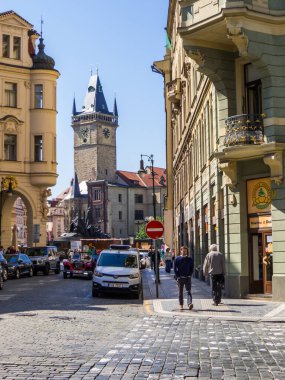 Prag, Çek Cumhuriyeti - 28 Nisan 2025: Arka planda Eski Belediye Binası olan eski kentte Picturesque caddesi.