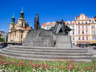Prag, Çek Cumhuriyeti - 28 Nisan 2025: Eski Şehir Meydanı 'ndaki Jan Hus Anıtı.