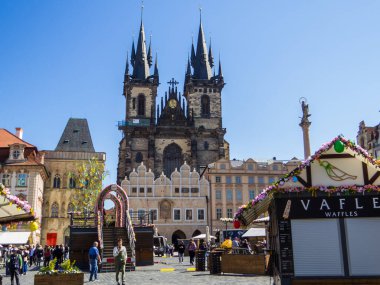 Prag, Çek Cumhuriyeti - 28 Nisan 2025: Eski Şehir Meydanı 'nda Paskalya Pazarları.