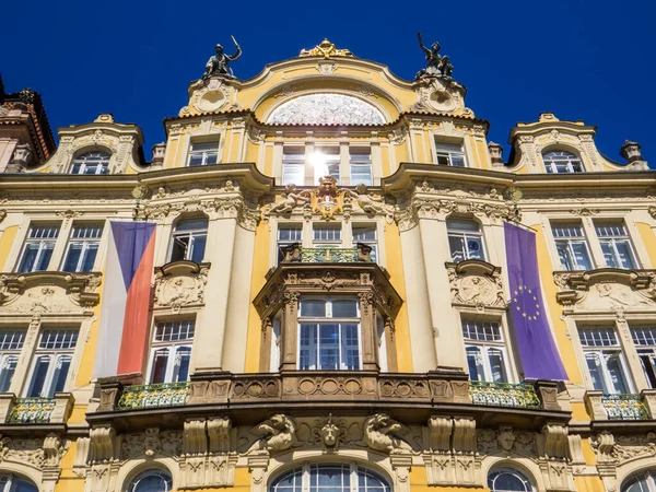 Çek Cumhuriyeti ve Avrupa Birliği bayraklarıyla birlikte eski Prag kentinde Bölgesel Kalkınma Bakanlığı görüşü