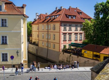 Prag, Çek Cumhuriyeti - 28 Nisan 2025: Vltava Nehri kıyısındaki eski kentte Picturesque Caddesi.