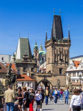 Prag, Çek Cumhuriyeti - 28 Nisan 2025: Charles Köprüsü 'ndeki İnsanlar.