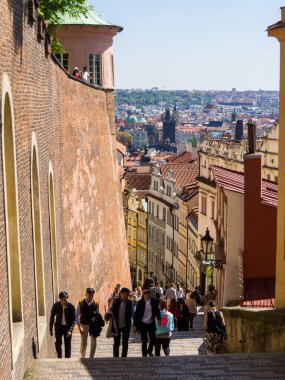 Prag, Çek Cumhuriyeti - 28 Nisan 2025: Prag Kalesi yakınlarındaki eski kasabada Picturesque Downhill Caddesi.