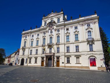 Prag, Çek Cumhuriyeti - 28 Nisan 2025: Prag Kalesi yakınlarındaki Başpiskopos Sarayı.