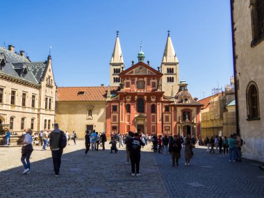 Prag, Çek Cumhuriyeti - 28 Nisan 2025: St. George Bazilikası manzarası.