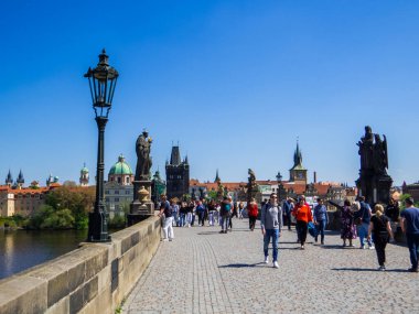 Prag, Çek Cumhuriyeti - 28 Nisan 2025: Charles Köprüsü 'ndeki İnsanlar.
