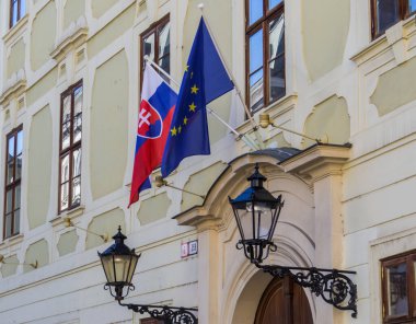 Eski Bratislava kentinde Slovakya ve Avrupa Birliği Bayrağı