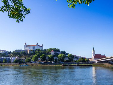 Tuna Nehri 'nden görüldüğü gibi eski kasabanın manzarası. Bratislava, Slovakya 'da