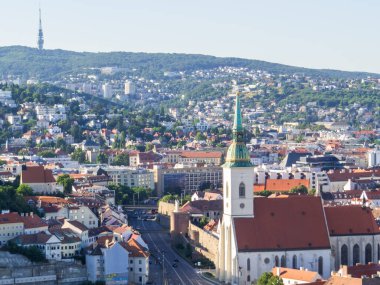 En Çok SNP 'nin (UFO Köprüsü Kulesi) tepesinden şehrin havadan görüntüsü. Bratislava, Slovakya 'da