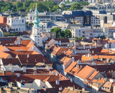 En Çok SNP 'nin (UFO Köprüsü Kulesi) tepesinden görüldüğü gibi eski kasabanın havadan görüntüsü. Bratislava, Slovakya 'da