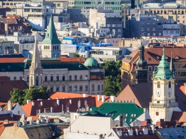 En Çok SNP 'nin (UFO Köprüsü Kulesi) tepesinden şehrin havadan görüntüsü. Bratislava, Slovakya 'da