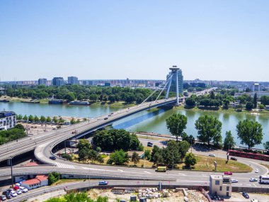 Bratislava Kalesi 'nden görüldüğü gibi UFO Köprüsü olarak bilinen SNP' nin hava görüntüsü. Bratislava, Slovakya 'da