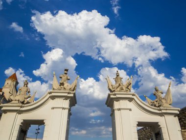 Bratislava Kalesi 'nin önündeki Roma askerlerinin heykelleri.