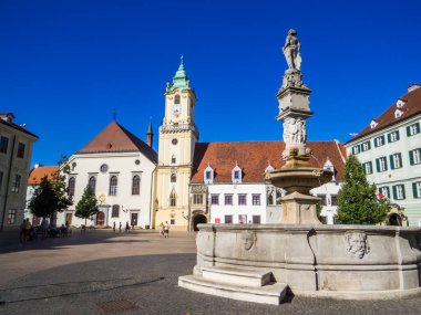 Bratislava, Slovakya - 2 Temmuz 2025: Arka planda eski belediye binası olan Maximilian Çeşmesi manzarası.