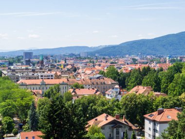 Piramit Tepesi 'nden şehrin havadan görüntüsü. Maribor, Slovenya 'da