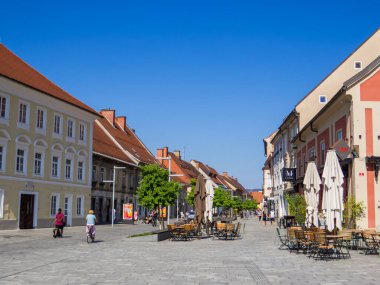 Maribor, Slovenya - 5 Temmuz 2025: Eski kentteki Koroska Cesta (Karayipler Yolu) manzarası.