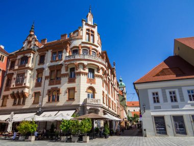 Maribor, Slovenya - 5 Temmuz 2025: Arka planda Maribor Katedrali Kilisesi ile Ana Meydan manzarası.