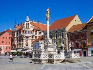 Maribor, Slovenya - 5 Temmuz 2025: Veba Sütununun Ana Meydanı.