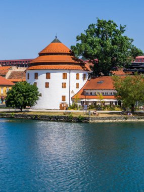 Maribor, Slovenya - 5 Temmuz 2025: Drava Nehri kıyısındaki Yargı Kulesi.