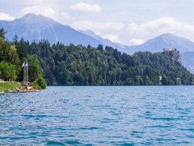 Slovenya 'daki Bled Gölü üzerindeki muhteşem manzara