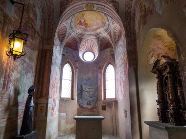 Kanlı Kale Şapeli 'nin içini görüyorum. Slovenya, Bled 'de