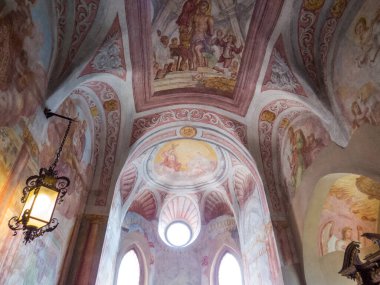 Kanlı Kale Şapeli 'nin içini görüyorum. Slovenya, Bled 'de