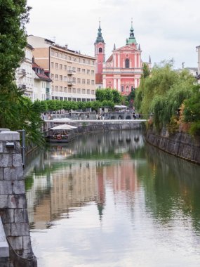 Arka planda Fransisken Annunciation Kilisesi 'nin bulunduğu Ljubljanica Nehri manzarası. Ljubljana, Slovenya 'da