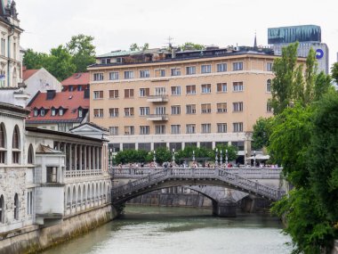 Ljubljana, Slovenya - 6 Temmuz 2025: Üçlü Köprü 'nün (Slovence: Tromostovje) Ljubljanica Nehri' ni geçişi.