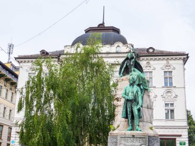 Ljubljana, Slovenya - 6 Temmuz 2025: Preseren Anıtı manzarası. Slovenya 'nın ulusal şairi France Preseren' e adanmış bronz bir heykel. Ljubljana 'nın kalbinde, Preseren Meydanı' nda (Presernov trg).