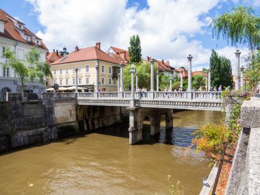 Ljubljana, Slovenya - 7 Temmuz 2025: Ljubljanica Nehri 'ni geçen Cobblers Köprüsü manzarası.