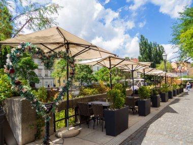 Ljubljana, Slovenya - 7 Temmuz 2025: Ljubljanica Nehri kıyısındaki eski kentte Picturesque Caddesi.