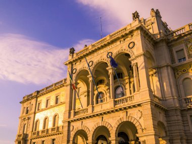 İtalya Meydanı 'ndaki Avusturya Teğmenliği Sarayı manzarası. Trieste, İtalya 'da