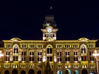 İtalya 'nın Trieste meydanındaki belediye binasının gece manzarası