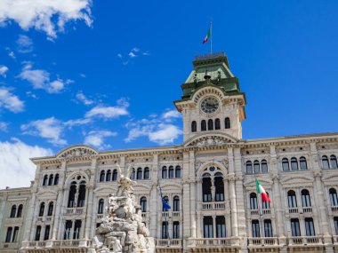 İtalya Meydanı 'ndaki belediye binasının manzarası. Trieste, İtalya 'da