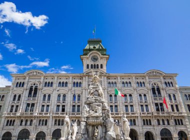 İtalya Meydanı 'ndaki belediye binasının manzarası. Trieste, İtalya 'da
