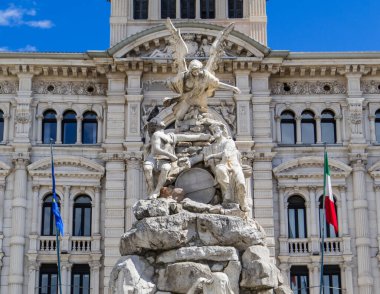 İtalya Meydanı 'ndaki belediye binasının önündeki Dört Kıta Çeşmesi manzarası. Trieste, İtalya 'da
